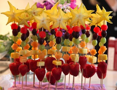 Fruit wands!  Strawberry, cantaloup, pineapple, grapes, watermelon and starfruit on bamboo skewers. Fruit Wands, Healthy Party Snacks, Party Fruit, Fruit Ideas, Fresh Fruit Recipes, Fruit Kabobs, Snacks Für Party, Ideas Party, Fruit Snacks