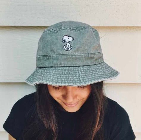 Snoopy Denim Bucket Hat Bucket Hat Ideas, Cute Bucket Hats, Bob Hat, Bucket Hat Outfit, Bob Chapeau, Bucket Hat Fashion, Summer Fashion Ideas, Denim Bucket Hat, Hat Outfit