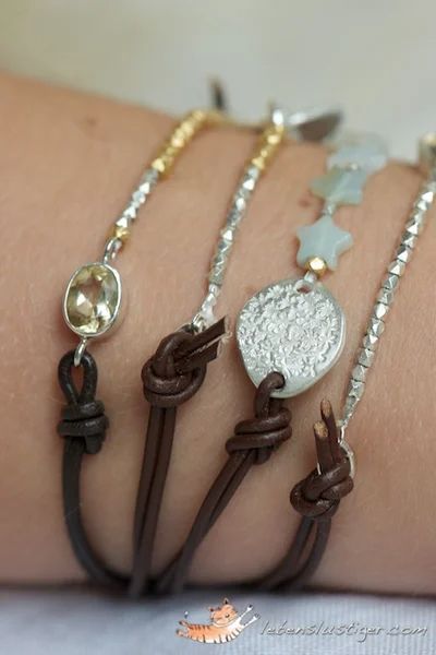 Leather Bracelet Tutorial, Jewelry Techniques, Leather Bracelets, Jewelry Making Tutorials, Bracelet Tutorial, Diy Schmuck, Bijoux Diy, Jewelry Creation, Jewelry Projects