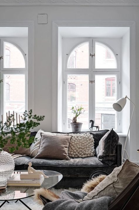 Simple Scandinavian Apartment With Lavish Minimalist Interior Design - Decoholic Cosy Interior, Scandinavian Apartment, Scandi Home, Living Room Scandinavian, Scandinavian Interior Design, Scandinavian Living, Minimalist Interior Design, White Room, Scandinavian Decor