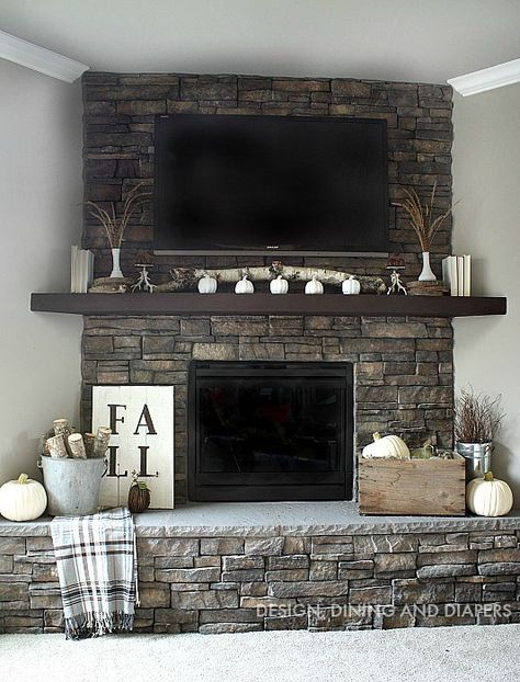 Neutral Fall Mantel designdininganddiapers.com Decorate Fireplace, Rustic Mantle, Design Camino, Mantle Decorations, Mantel Design, Corner Fireplace, Fireplace Remodel, Home Fireplace, Fireplace Makeover