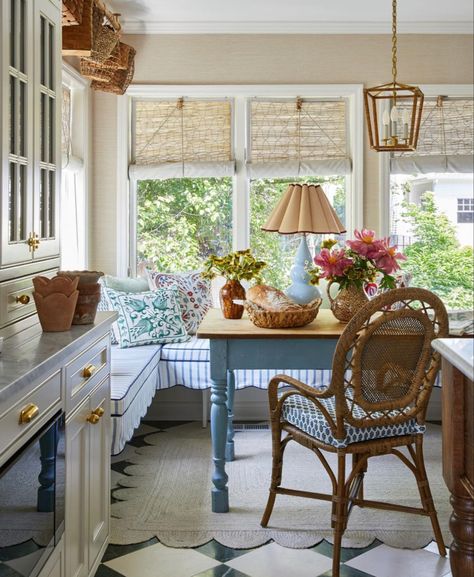 English Cottage Kitchens, Cottage Dining Rooms, Cottage Living Rooms, Cottage Interior, Rattan Dining Chairs, Cottage Interiors, Dining Nook, Cottage Living, Cottage Homes