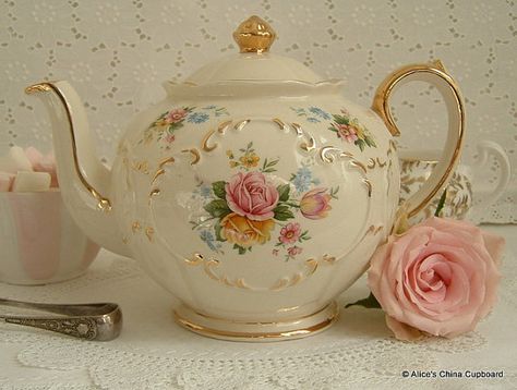 Tee Kunst, China Collection, Pretty Tea Cups, Tea Party Wedding, Pretty China, Cuppa Tea, Chocolate Tea, Teapots And Cups, Antique Tea