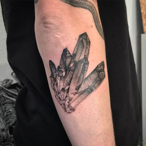 Smokey Quartz for Gavi today. Thank you! Crystals Tattoo Ideas, Quartz Crystal Tattoo, Crystal Cluster Tattoo, Geode Tattoo, Smokey Tattoo, Obsidian Tattoo, Crystals Tattoo, Lamp Tattoo, Nature Tattoo Sleeve