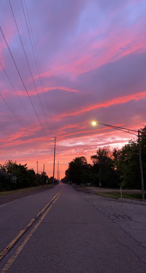 sunset | michigan | street Crazy Sunset, Beachy Pics, Michigan Aesthetic, Nya Core, Sunset Street, Michigan Sunset, Pink Vibe, Before Night Falls, Car Aesthetics