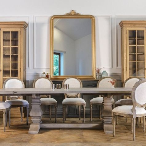 Grand miroir ancien : 12 modèles pour vous inspirer Modern Traditional Dining Room, Fireplace Mirrors, Wooden Dining Table Modern, Mantle Mirror, Set Meja Makan, Shabby Chic Mirror, Chic Mirror, French Country Dining, Arched Mirror