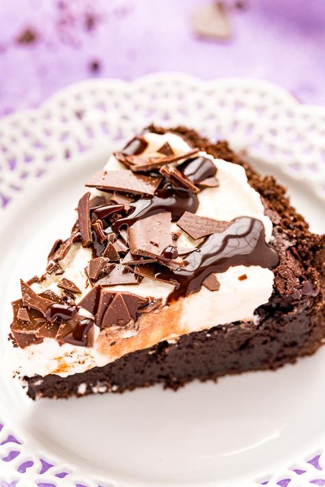 Close up photo of a slice of Mississippi Mud Pie on a white plate. Mudpie Recipe, Biscuit Base Recipe, Mud Pie Recipe, Chocolate Graham Cracker Crust, Ice Cream Pie Recipe, Mississippi Mud Pie, Mississippi Mud, Ganache Recipe, Chocolate Graham Crackers