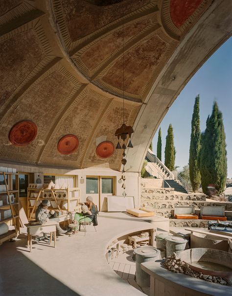 located 70 miles north of phoenix in central arizona, arcosanti is an experimental town conceived by visionary italian architect paolo soleri. Arizona Desert Aesthetic Decor, Desert Solarpunk, Arizona Architecture, Modernism Architecture, Architecture Styles, Desert Town, Location Design, Arcology, Italian Architecture