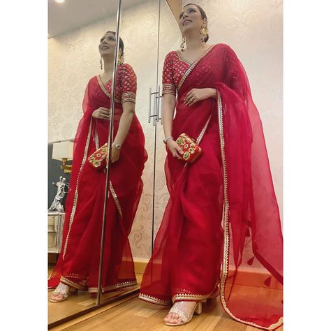 Plane Red Saree With Designer Blouse, Plain Red Saree Look Modern, Hot Red Saree Party Wear, Classy Saree Look, Jaipur Design, Culture Of Rajasthan, Red Saree Blouse, Vintage Culture, Saree Wearing Styles