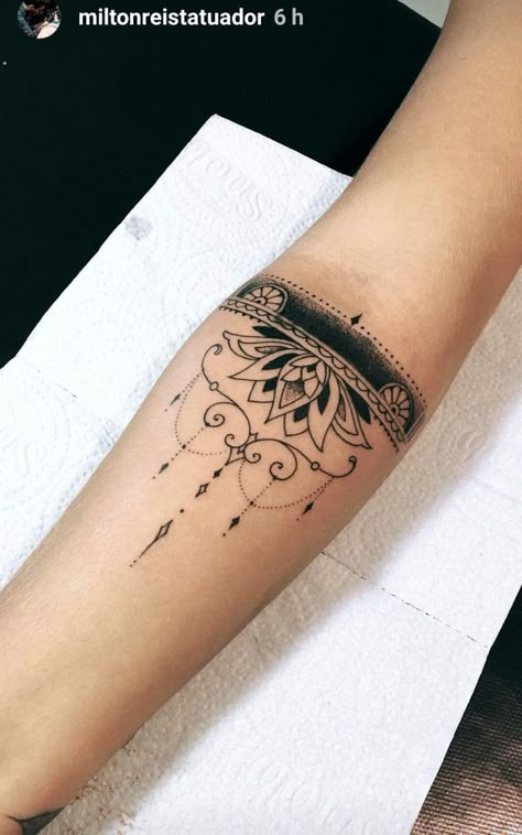 Arm Cuff Tattoo, Above Elbow Tattoo, Forearm Cover Up Tattoos, Cover Up Tattoos For Women, Wrist Tattoo Cover Up, Cuff Tattoo, Armband Tattoos, Henna Tattoo Hand, Muster Tattoos