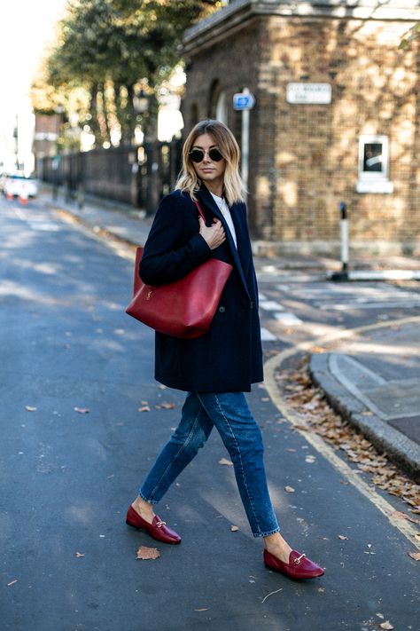 red bag and loafers 2 Red Loafers Women, Loafer Outfits Women, Winter Outfits London, Burgundy Loafers, Loafer Outfits, Shoe Outfits, Emma Hill, Fall And Winter Outfits, Beige Blond