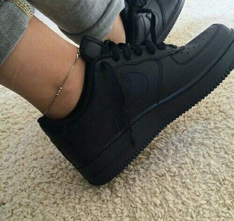 Flat Black Air Force Ones. Have them ; love them. Nike Noir, Boty Nike, Skor Sneakers, Mode Tips, Black Nike Shoes, Shoes Custom, Nike Free Runs, Nike Free Shoes, Nike Shox