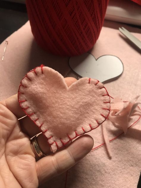 Felt Heart Garland Valentine's Craft - My Eclectic Treasures How To Make Felt Hearts, Eclectic Valentines Decor, Valentine Felt Crafts Diy, Felt Heart Ornaments Free Pattern, Diy Valentine Garland, Valentine Garland Ideas, Valentine Felt Crafts, Felt Valentine Crafts, Valentine Garland Diy