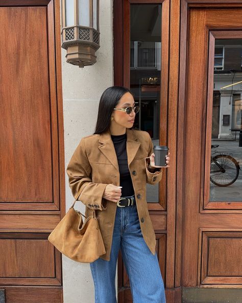 Fall Suede Jacket Outfit, Fall Outfit With Blazer, Suede Shirt Jacket Outfit, Brown Suede Outfit, Brown Suede Purse Outfit, Suede Blazer Outfit Women, Suede Trench Coat Outfits, Suede Blazer Outfit, London Fall Fashion