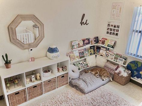 Reading Corner Montessori, Small Corner Play Area, Bedroom Reading Corner Kids, Montessori Corner Living Room, Reading Corner Baby Room, Montessori Toddler Rooms Girl, Baby Room Reading Corner, Montessori Bedroom Layout, Kids Reading Corner Bedroom