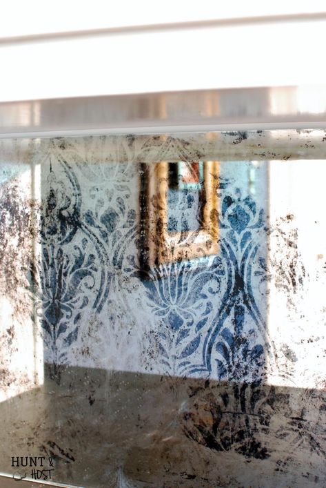 Gorgeous Damask Antique Mirror DIY tutorial. Easy steps using Amy Howard's Antique Mirror solutions by www.huntandhost.net Diy Mirror Design, Antique Mirror Diy, Spiegel Diy, Mirror Decor Ideas, Distressed Mirror, Spiegel Design, Damask Stencil, Mirror Painting, Diy Interior