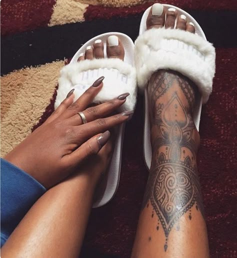 Poppin'Gang✨👑 Pinterest:@laureyDaBaddie 👸🏾👅💍🦄🌴 Cute Foot Tattoos, Dark Skin Tattoo, Woman With Tattoos, Anklet Tattoos, Foot Tattoos For Women, Black Girls With Tattoos, Leg Tattoos Women, Stylist Tattoos, Foot Tattoo