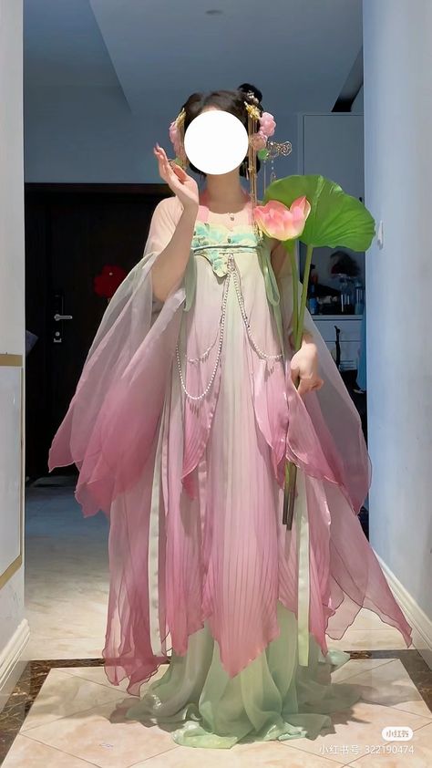 chinese hanfu (lotus xianzi) Chinese Princess Dress, Ren Faire Outfits, Soft Girl Clothes, Chinese Traditional Dress, Fair Outfits, Fairy Clothes, Fashion Drawing Dresses, Chinese Hanfu, Fairy Fashion