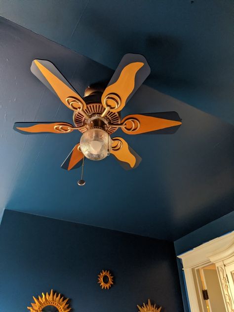 Ceiling Fan Decorations Aesthetic, Cool Painted Ceilings, Boho Painted Ceiling, Retro Ceiling Design, Sun Painted On Ceiling, Room Ceiling Painting Ideas, Ceiling Fan Makeover Boho, Painted Fans Ceiling, Ceiling Fan Makeover Diy Ideas Bohemian