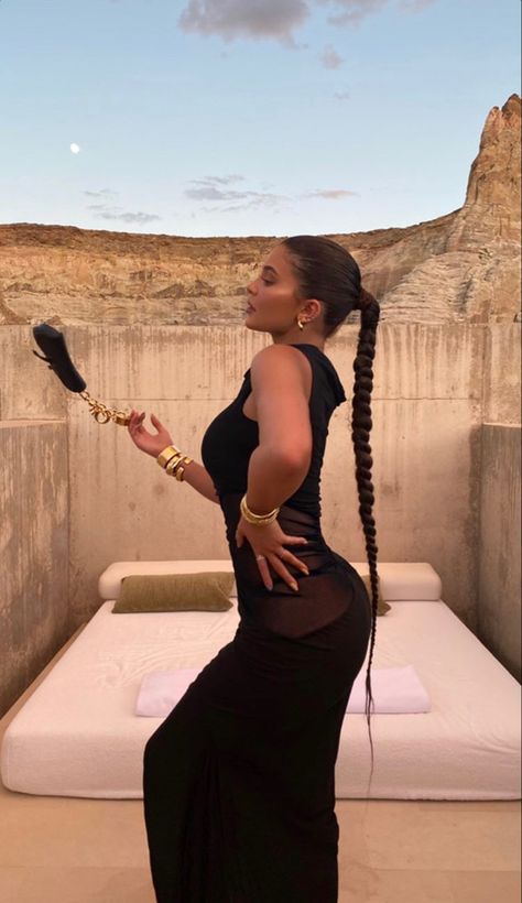 Kim Kardashian Ponytail, Kim Kardashian Braids, Kardashian Braids, Kylie Jenner Modeling, Stile Kylie Jenner, Sleek Braided Ponytail, Kylie Jenner Hair, Estilo Kylie Jenner, Plunge Swimsuit