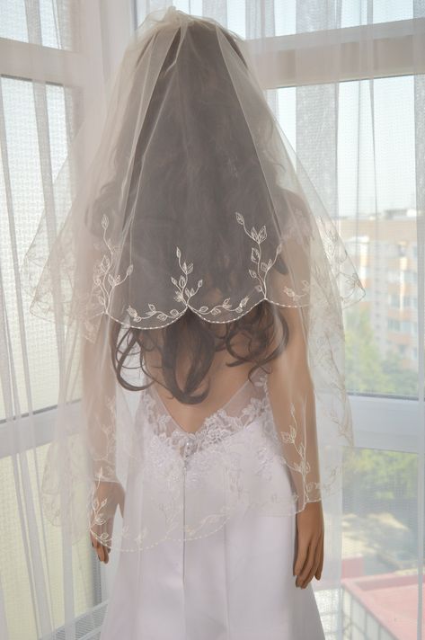 In the photo, the veil is a Fingertip 40"- 2 layer. Top layer - 24 " Low Layer - 40 " Width - 55 " The top layer of the bunk veil can also be used as a blush. The veil comes with an attached comb. Any veil can be made in accordance with your size, for this you need to apply for an individual order. Elbow Veil, Embroidered Veil, Veils Bridal, Mantilla Veil, Veil Length, Layered Veil, Fingertip Veil, Veil Styles, Veil Accessories