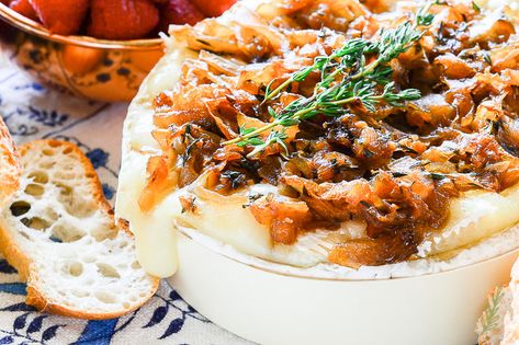 Baked Brie Topped with Caramelized Onions via @ediblesense Baked Brie Toppings, Brie With Caramelized Onions, Brie Toppings, Brie Cheese Recipes, Baked Brie Appetizer, Caramelized Onions And Mushrooms, Baked Brie Recipes, Holiday Meal Planning, Brie Appetizer