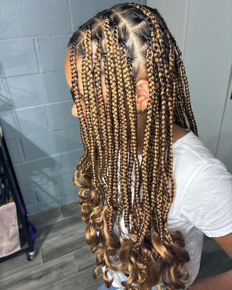 Check out these golden knotless braids 👀 Perfect for the summer time AND golden hour 😋🤩🤩 DM to book :) ~ ~ ~ ~ ~ #explorepage #explore #hair #curls #knotlessbraids #goldenbraids #color27 #color30 #summerstyles #smediumknotlessbraids #bohobraids #westchesterbraider #yonkershairstylist #mountvernonhairstylist #nychairstylist #trending #manesbymorena_ Hair Curls, West Chester, Knotless Braids, Boho Braids, Golden Hour, Summer Time, Hair Stylist, Braids, Summer Fashion