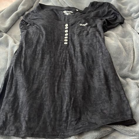 Super Cute Vintage Guess Shirt. Semi See Through With A Cute Camo Patern. Never Worn Before. T Shirt Styling, Camo T Shirt, Guess Clothing, 2000s Tops, Guess Shirt, Future Wardrobe, Stockholm Style, Room Stuff, Fits Clothes