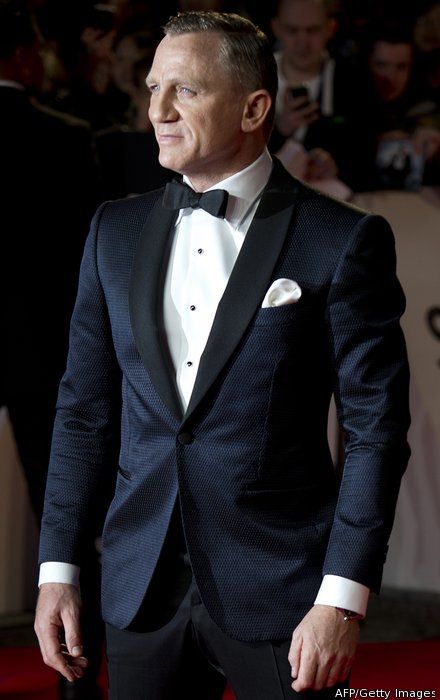 I like blue, and if he wants to feel like James Bond... Skyfall Tuxedo, Daniel Craig Skyfall, Sharp Outfits, James Bond Tuxedo, Tuxedo Ideas, James Bond Suit, Wedding Suits Men Black, Bond Suits, Official Wear