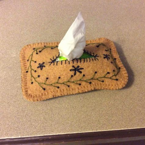 Pocket tissue holder Pocket Tissue Holder, Penny Rug Patterns, Pocket Tissue, Wool Felt Projects, Felt Crafts Christmas, Wool Applique Patterns, Felted Wool Crafts, Felt Gifts, Penny Rug