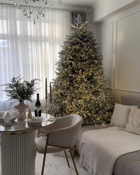 Christmas Tree Decor Traditional, White Christmas Decor Aesthetic, Gray Living Room Christmas Decor, Christmas Tree With Snow Decoration, Christmas Tree Apartment, Christmas Tree Living Room, Christmas Interior Design, Christmas Decorations Apartment, Christmas Dreaming