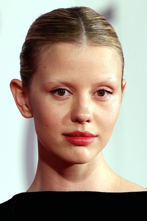 Mia Goth, Beautiful Actress Mia Goth Makeup Look, Mia Goth Outfit, Mia Goth Makeup, Goth Makeup Looks, Portraits Female, Mia Goth, Goth Outfit, Age Of Aquarius, Goth Makeup