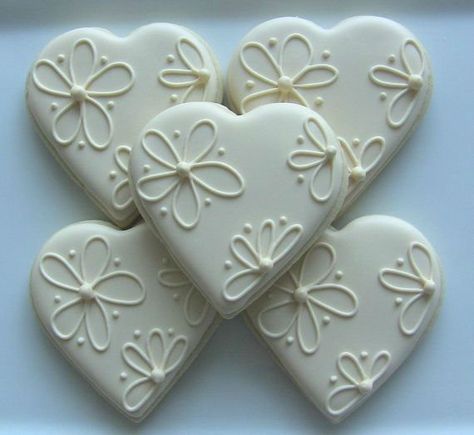 53 Lovely Decoration Ideas for Valentines Cookies Valentine Sugar Cookies, Shaped Cookies, Heart Shaped Cookies, Sugar Cookie Designs, Valentines Day Cookies, Pretty Cookies, Fancy Cookies, Creative Cookies, Cookie Icing