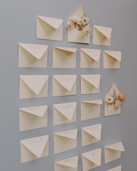 How cute is this custom envelope escort wall for your favorite people?!💌 Loved the simplistic floral approach with @decoinkdesigns gorgeous fabrication! Wedding guests loved it and butterfly ranunculus never fails to impress🌼 Planning @dasheventcompany Venue @elchorroweddings Photography @carmelajoyphotography HMUA @lebeigebeauty Florals @arizonaweddingflorist Signage @decoinkdesigns Dinner Music @gotyoucoveredmusic Guitarist @connorhicksmusic Desserts @abakeshop Rentals @cre8ive_event_ren... Butterfly Ranunculus, Custom Envelope, Socal Wedding, Custom Envelopes, Arizona Wedding, Wedding Flower Arrangements, Reception Table, Wedding Guests, Ranunculus