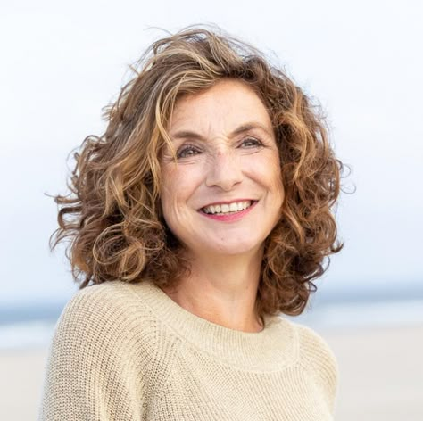 Hit on the link to see this beautiful haircut and other hairstyles for women over 60! Photo credit: Instagram @nathalytuithof #hairstyleswomenover60 #womenover60 #olderladies Matrix Hairstyle, Toddler Hair Styles, Prom Hair Styles, Medium Length Wavy Hair, Medium Length Curly Hair, Hairstyles Simple, 60 Hairstyles, Thick Wavy Hair, Over 60 Hairstyles