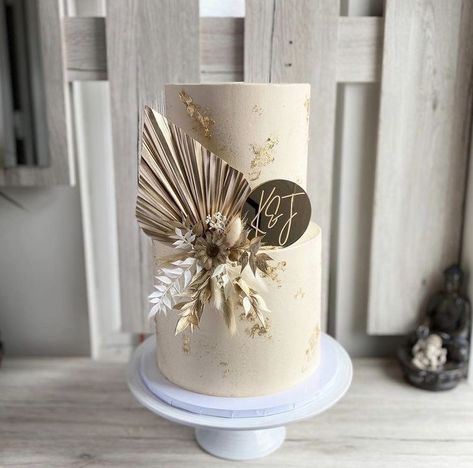 Pampas Birthday Cake, Rustic Boho Wedding Cake 2 Tier, Bolo Boho Chic Aniversario, Boho Cake Ideas, Civil Wedding Cake, Rustic Elegant Wedding Cake, Beige Cake, Boho Cakes, Boho Chic Wedding Cake