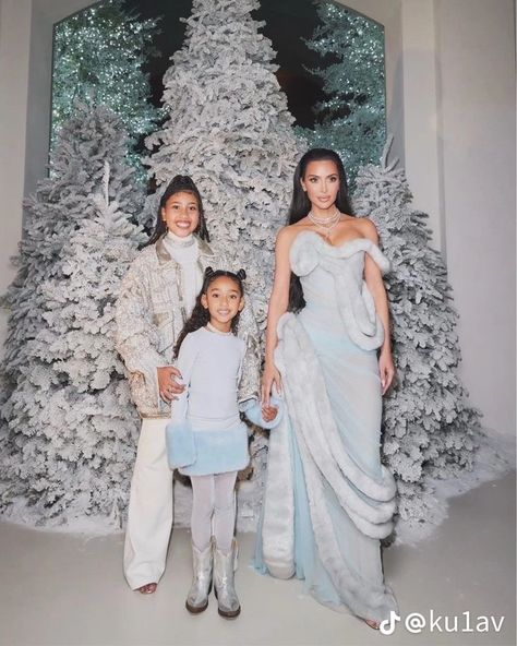 Kardashian Christmas Photoshoot, Kim Kardashian Christmas Outfit, Kim Kardashian Mood Board, Kardashian Christmas Tree, Kourtney Kardashian Christmas, Kardashians Christmas, Kardashian Christmas Eve Party, Kim Kardashian Christmas, Kardashian Christmas Party