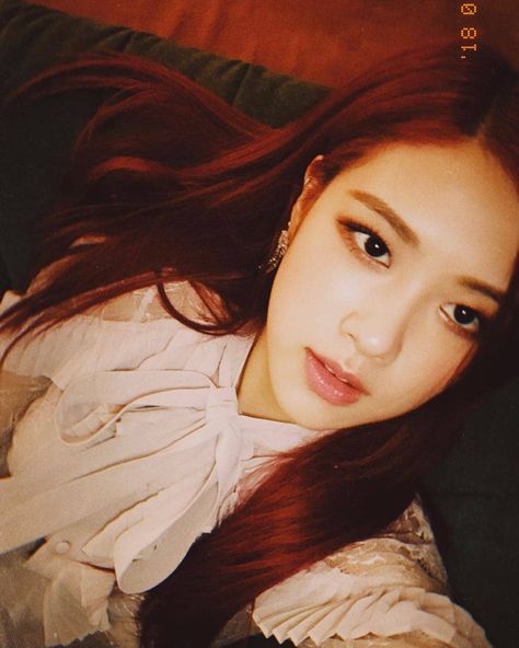 >came across a very rare selfie 😉  #rosè #ROSÈ #BLACKPINK #blackpink #blackpinkinyourarea #blink #kpop Rosé Ig, Rosé Instagram Update, Roseanne Park, Rosé Instagram, Park Rosé, Rose Park, Rose Icon, Park Chaeyoung, Love Rose