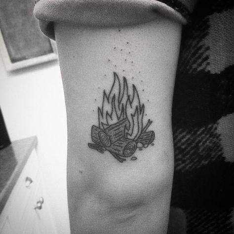 Little campfire from a while back Stick And Poke Tattoos, Camping Tattoo, Stick Poke Tattoo, Hiking Tattoo, Blink Blink, Nature Tattoo, Stick N Poke Tattoo, Fire Tattoo, Dad Tattoos