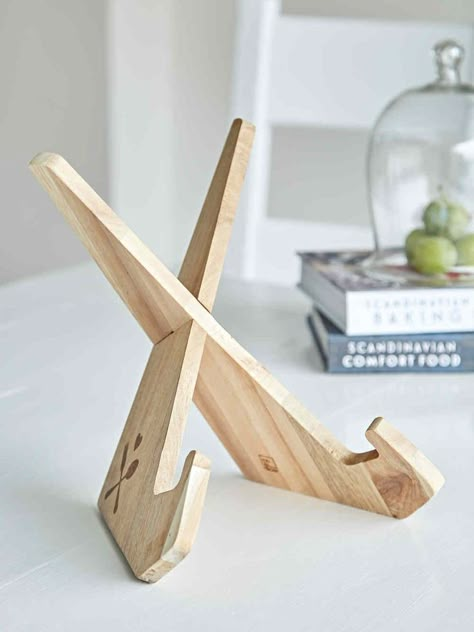 Cook Book Stand Diy, Phone Stand Diy Wooden, Book Holder Ideas, Book Holder Diy, Projek Kayu, Woodworking Jig Plans, Wooden Phone Holder, Cookbook Holder, Cook Book Stand