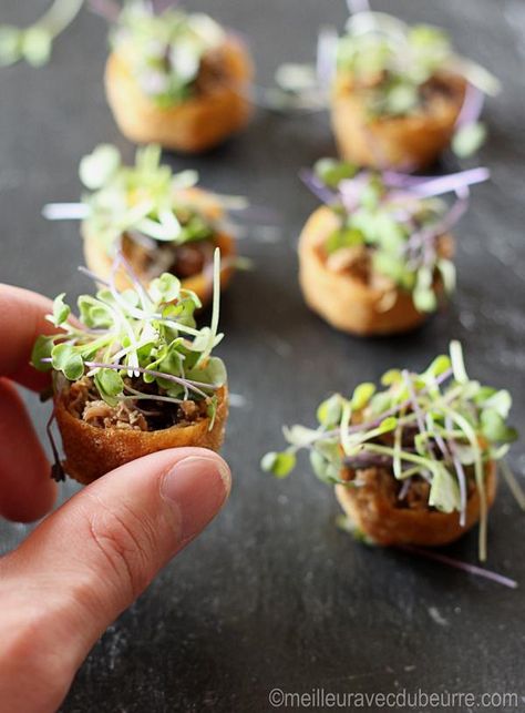 10 recettes d'entrées et bouchées sans cuisson parfaites pour les Fêtes | Fraichement Pressé Fingerfood Recipes, Small Bites Appetizers, Canapes Recipes, Duck Confit, Catering Food, Finger Food Appetizers, Snacks Für Party, Event Food, Party Food Appetizers