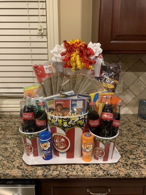 Movie Night Gift Basket Diy Movie Night Basket, Family Movie Basket Ideas, Movie Night Bucket Gift, Game Night Fundraiser Basket, Movie Basket For Raffle, Movie Theme Gift Basket Ideas, Movie Raffle Basket, Movie Night Theme Basket, Movie Theme Basket