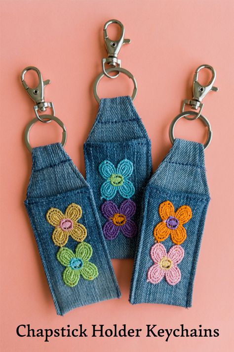 Denim Upcycle Ideas, Sewing Ideas Easy Fabric Scraps, Sewed Key Chains, Sew To Sell Ideas, Old Fabric Diy Reuse, Bag Holder Ideas, Denim Keychain Diy, Denim Crafts Upcycling, Denim Scraps Ideas