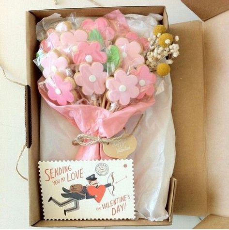 Cookie Bouquet Flower Bouquet Valentines, Bouquet Valentines Day, Flower Cookies Bouquet, Bouquet Valentines, Cupcake Flower Bouquets, Cupcakes Flores, Flower Sugar Cookies, Edible Bouquets, Cake Flower