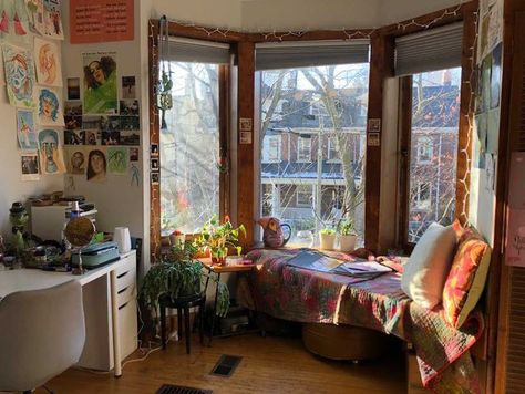 Corner Window Bedroom, Sunny Room Aesthetic, Sunny Room, Chambre Inspo, Lots Of Plants, Sunny Window, Dekorasi Kamar Tidur, Aesthetic Rooms, Dream Room Inspiration