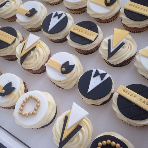 1920s speakeasy Great Gatsby Cupcakes                                                                                                                                                                                 More Gatsby Desserts, Prom Cupcakes, Great Gatsby Cupcakes, Gatsby Cupcakes Ideas, Great Gatsby Cupcake Ideas, Gatsby Cookies Roaring 20s, Gatsby Cupcakes Roaring 20s, 1920s Cupcakes, Gatsby Cake