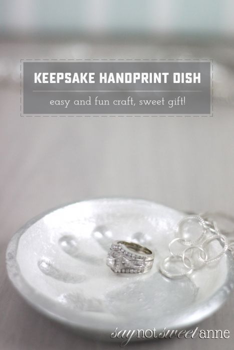 Beautiful Handprint Dish. Very easy tutorial, using a simple salt dough. Great Mother's Day or Christmas gift for Mom! | saynotsweetanne.com Salt Dough Handprint, Salt Dough Projects, Salt Dough Crafts, Dough Ideas, Dough Ornaments, Handprint Crafts, Christmas Gift For Mom, Diy Mothers Day Gifts, Mom Diy