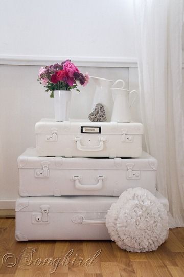 Tutorial for painting suitcases...I've been wanting to so something different with the ones in my room...perfect! Suitcase Ideas, Camera Shabby Chic, Painted Suitcase, Shabby Chic Home Decor, Decoration Shabby, Smart Tiles, Old Suitcases, Vintage Suitcases, Shabby Chic Bedroom