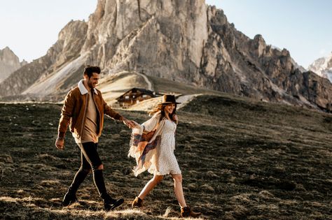 Dolomites Photographer Dolomites Photoshoot, Indie Couple, Prenup Outfit, North Of Italy, Prenup Ideas, Couples Modeling, Hiking Pictures, Couple Pose, Wild Love