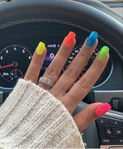 Neon Nails Dip Powder, Neon Glow In The Dark Nails, Glow Party Nails, Fluorescent Nails Neon, Light To Dark Nails, Neon Glow Nails, Apres Gel X Nails, Lcn Nails, Glow In The Dark Nails